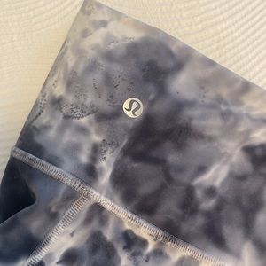 Lululemon Align pant blue and white tie dye print. 3/4 length 25” inseam